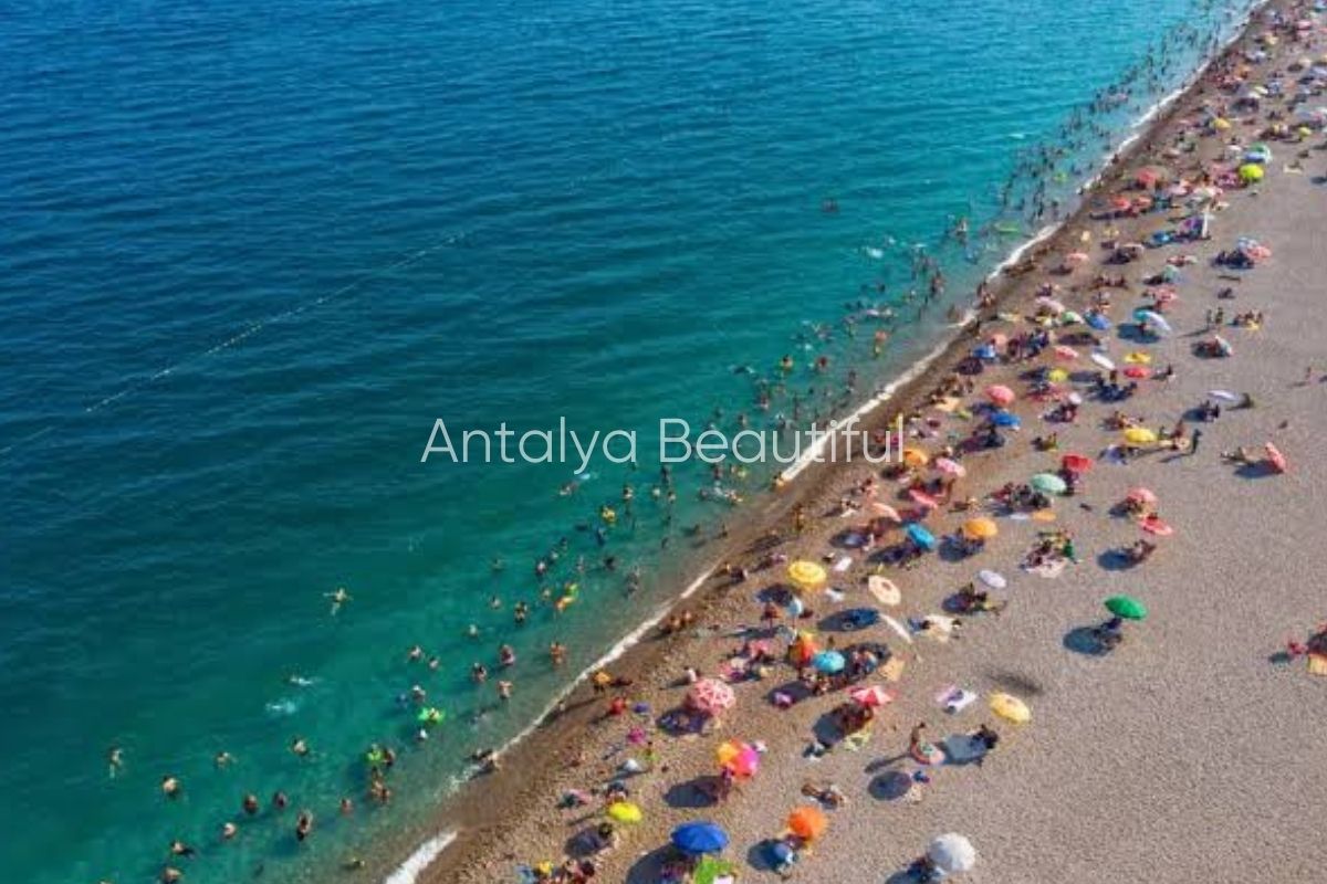 antalyanin-merkezinde-plajiyla-bilinen-ilce